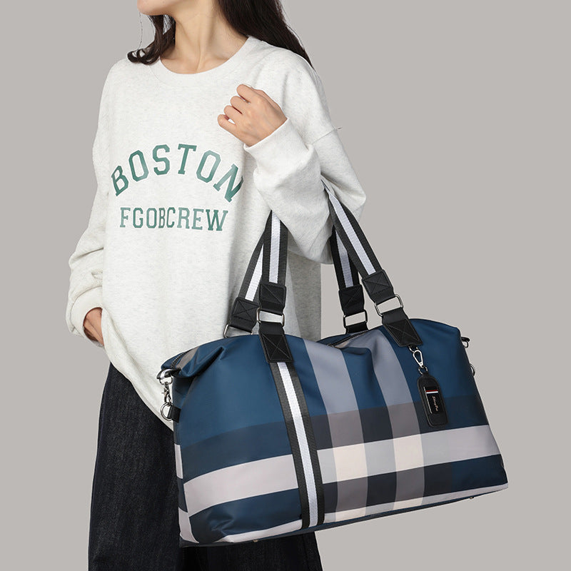 Sporty travel bag with intelligent compartment design LoungeYard — product view 2