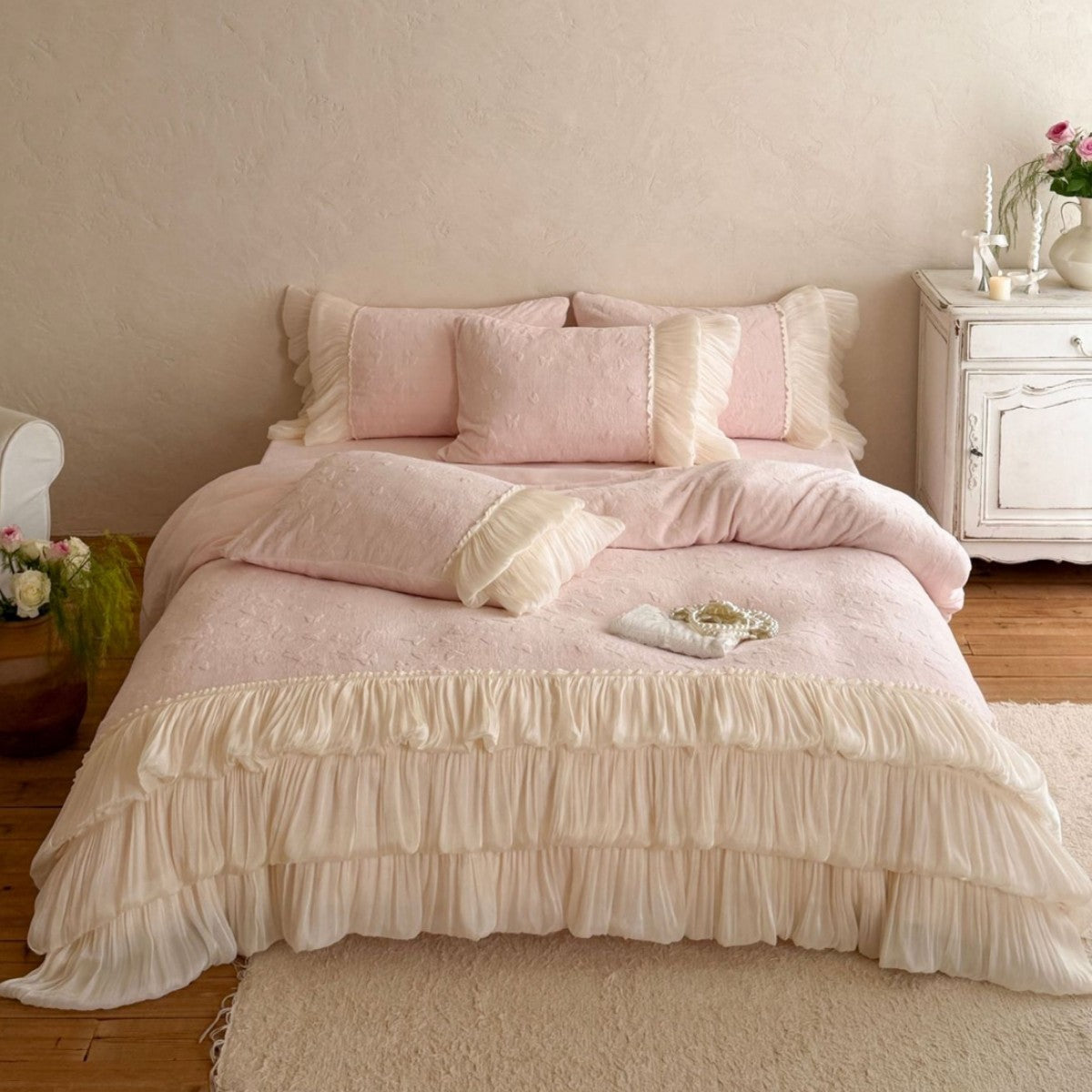 Bedding set with quilted jacquard structure and pleated ruffle — product view 3