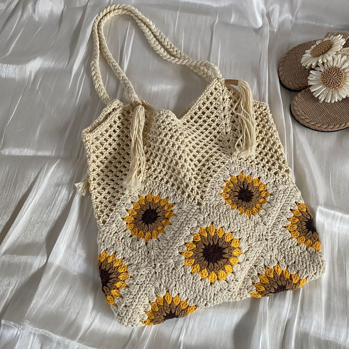 Macrame shopping bag with sunflower pattern LoungeYard — product view 2