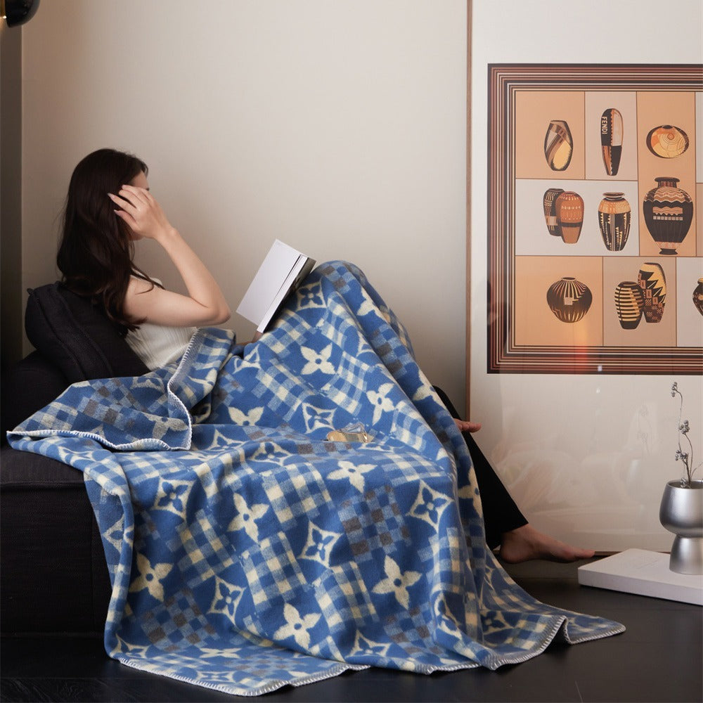 Houndstooth cuddly blanket with fine weave structure and decorative edge — product view 2
