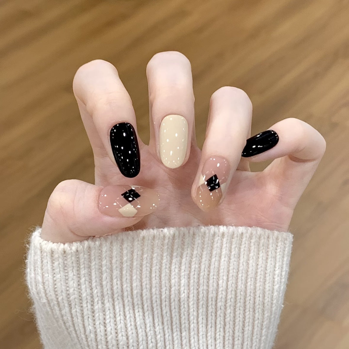 Elegant Designer Press-On Nail Set — product view 2