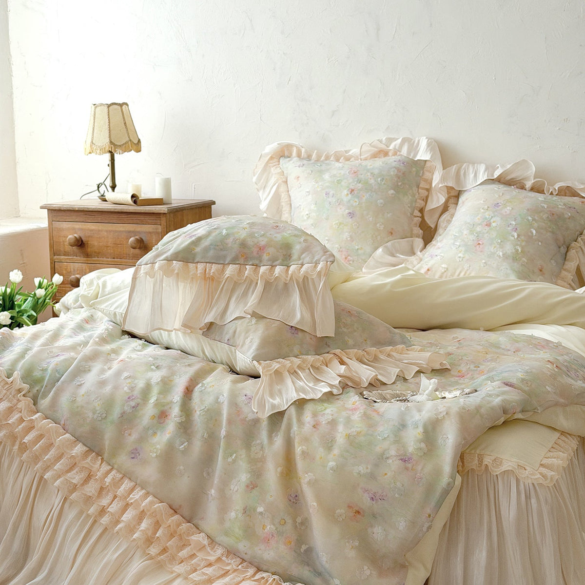 Bedding set in vintage romantic style with ruffled frill and cotton satin — product view 2