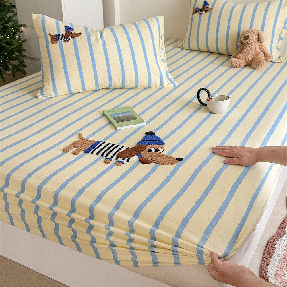 Checked cotton bedding set with embroidered bear appliqué and fitted sheet — product view 1