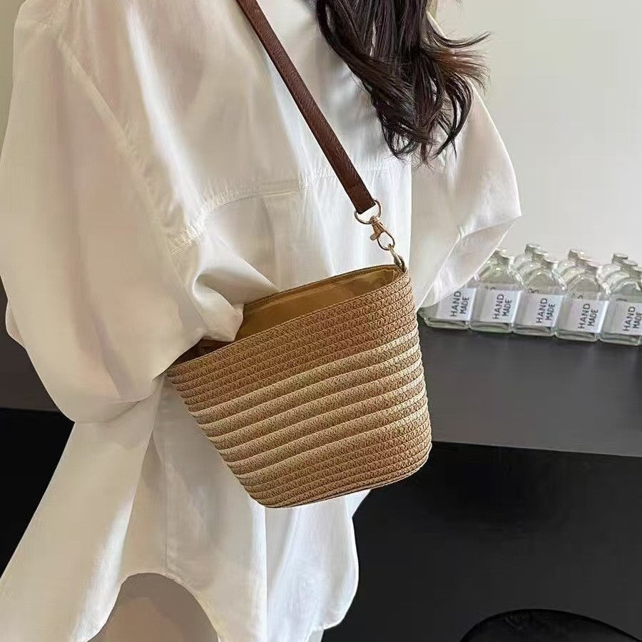Elegant and Versatile Shoulder Bag LoungeYard — product view 3