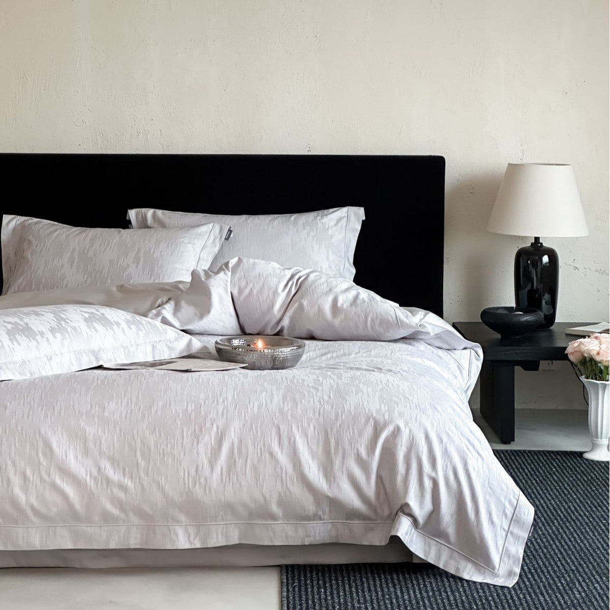 Reversible cotton satin bedding set with fine structure and hotel closure — product view 4