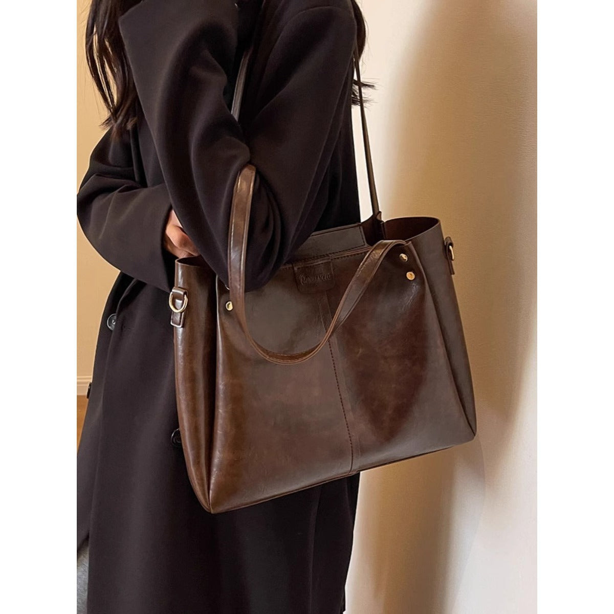 Versatile Multi-Functional Handbag LoungeYard — product view 3