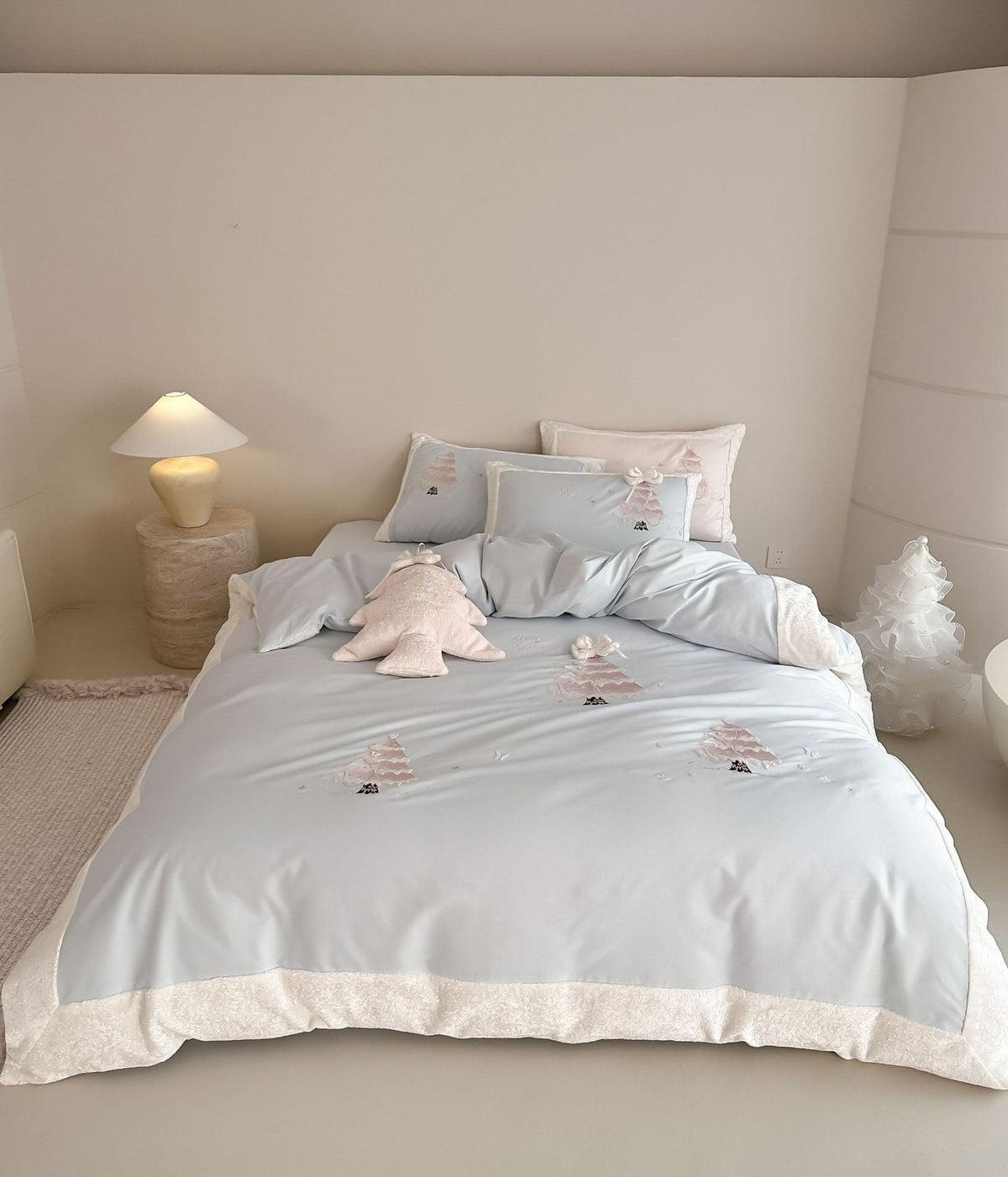 Cozy children's bedding set with 3D Christmas tree appliqué and velvet trim LoungeYard — product view 7