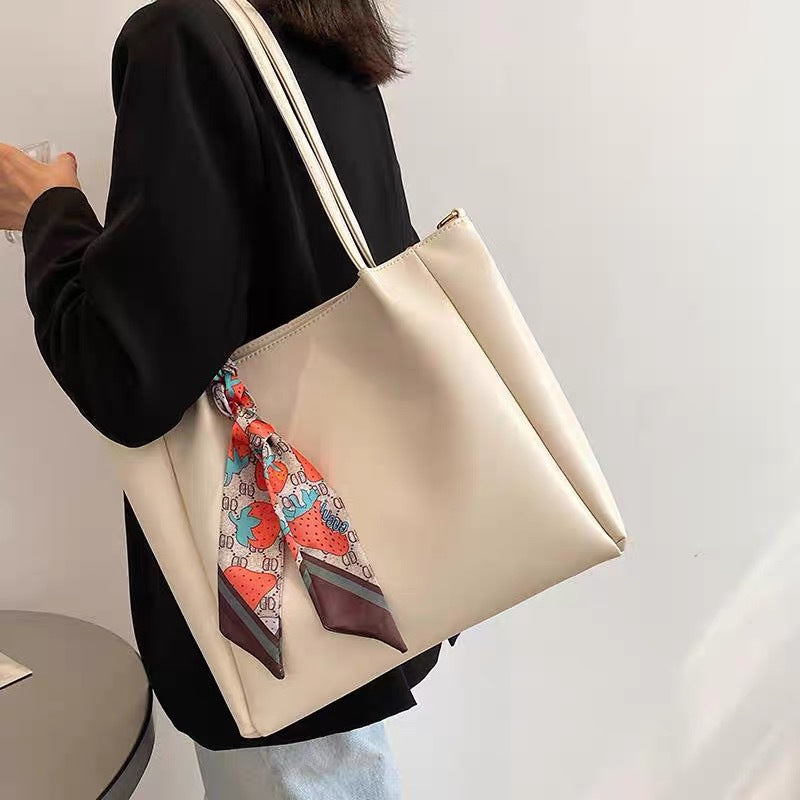 Modern Handbag with Adjustable Shoulder Strap LoungeYard — product view 4