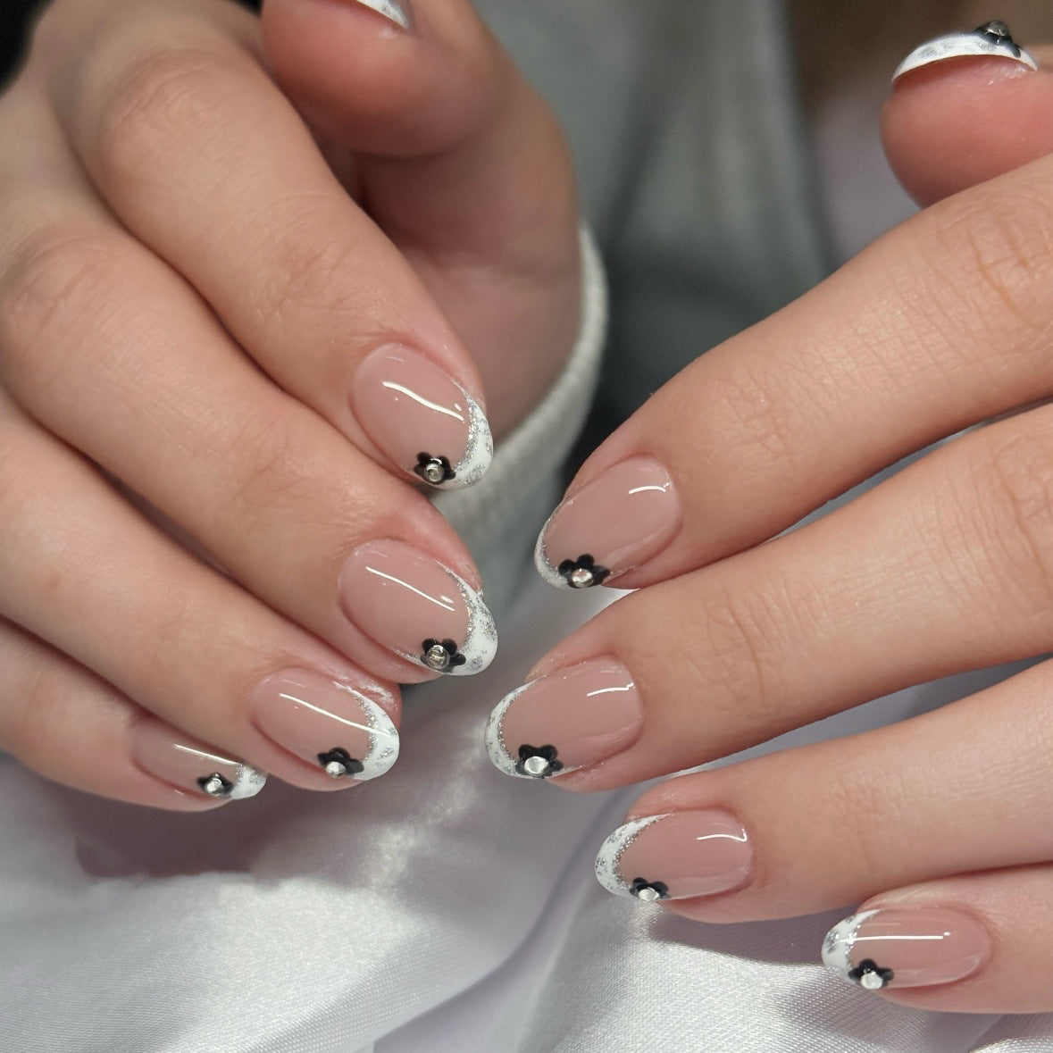Elegant Floral Accent Press-On Nails — product view 1