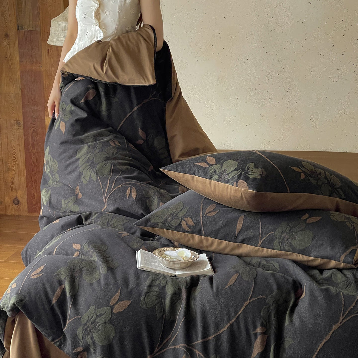Bedding set made of cotton percale with large floral design and reversible cover — product view 7