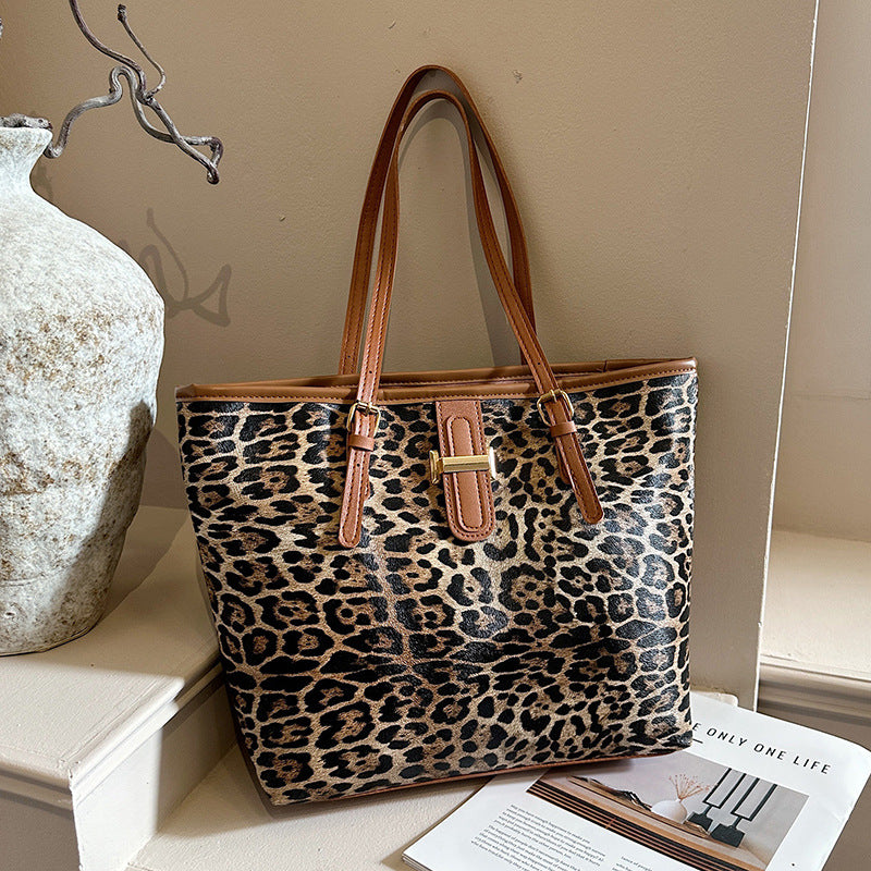 Elegant Leopard Print Tote Bag — product view 1