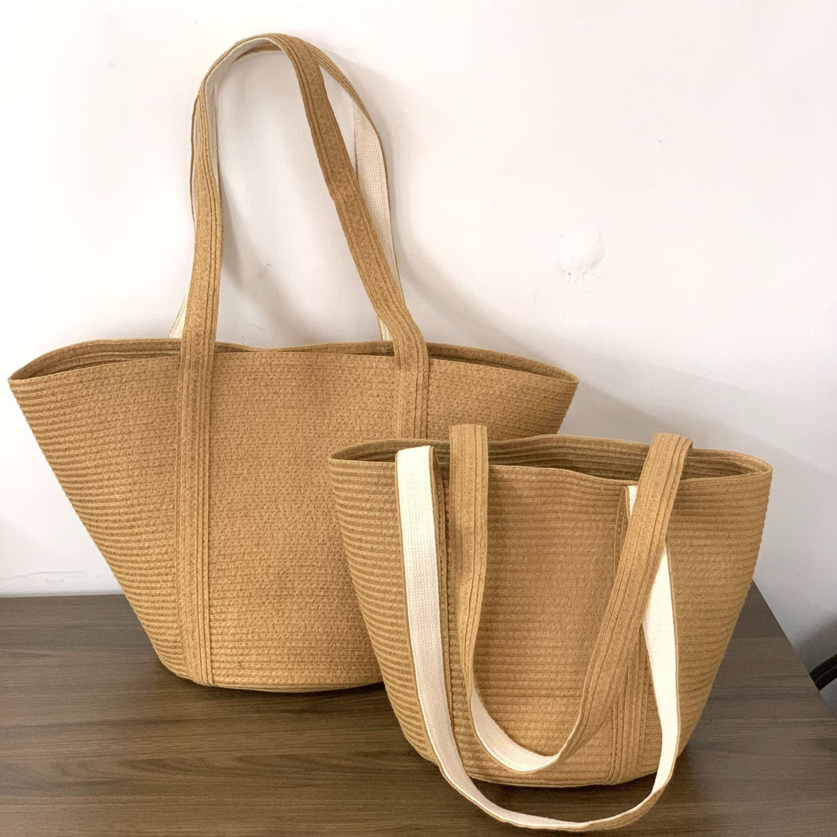 Spacious shopping bag with structured design LoungeYard — product view 2