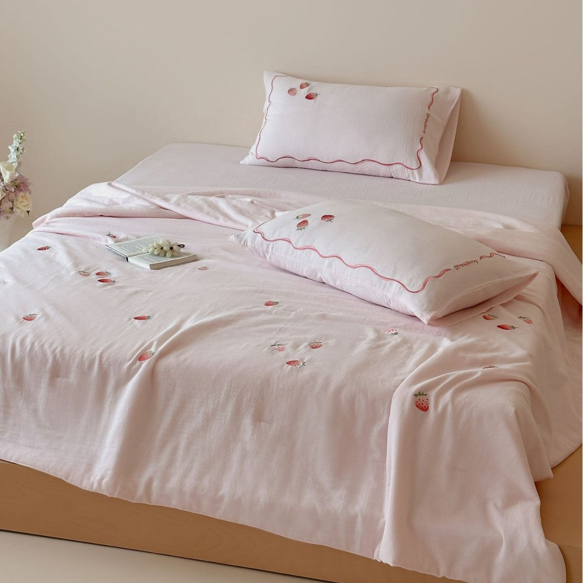 Light bedding set made of cotton percale with delicate floral embroidery — product view 4