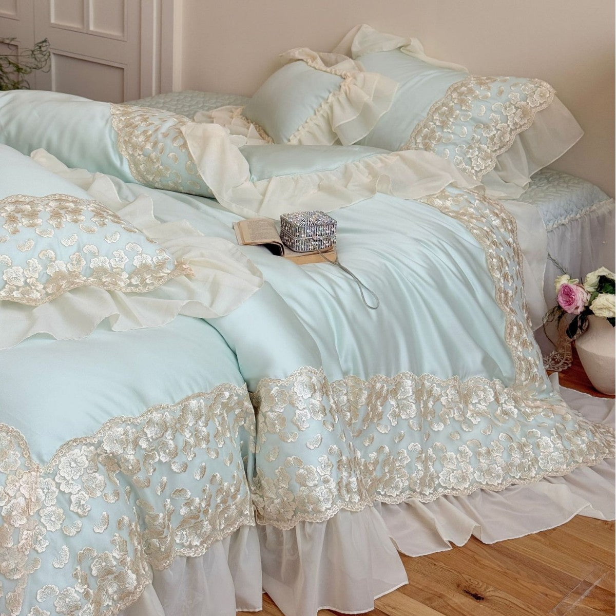 Luxurious lace bedding set with ruffles and frills — product view 1