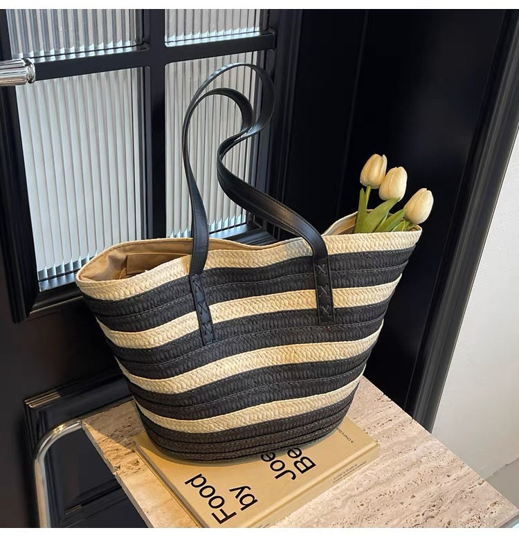 Beach bag with sturdy leather handles LoungeYard — product view 6