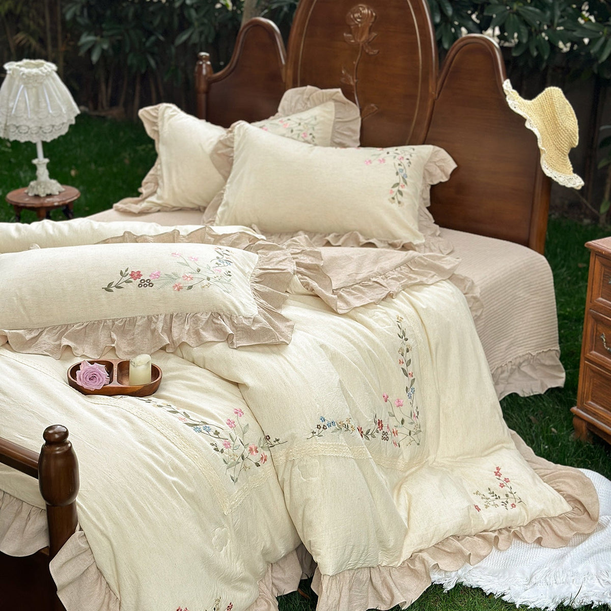 Embroidered linen-look bedding set with frill and romantic floral relief — product view 2