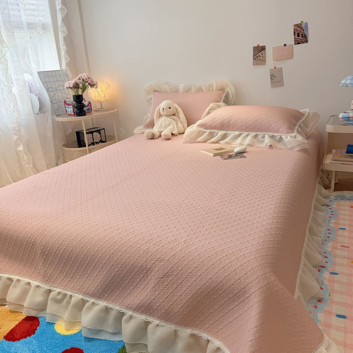 Quilted bedspread with ruffle and delicate floral quilting — product view 1