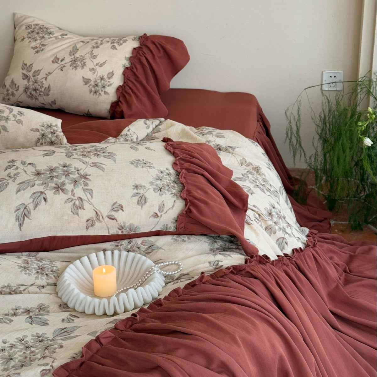 Romantic duvet cover set with ruffle and vintage floral pattern — product view 2