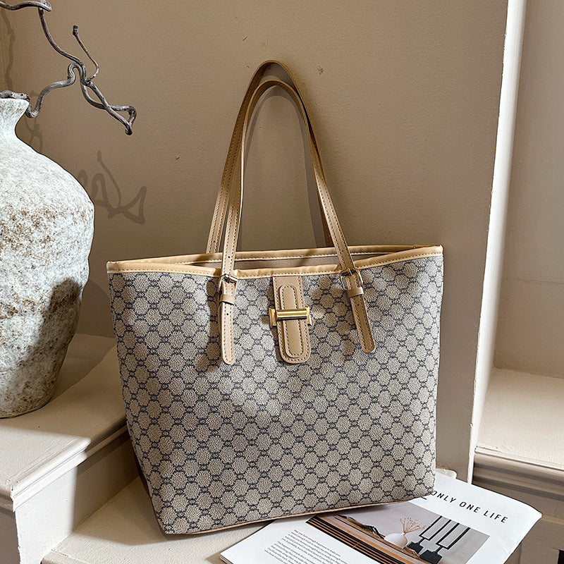 Elegant Leopard Print Tote Bag — product view 3