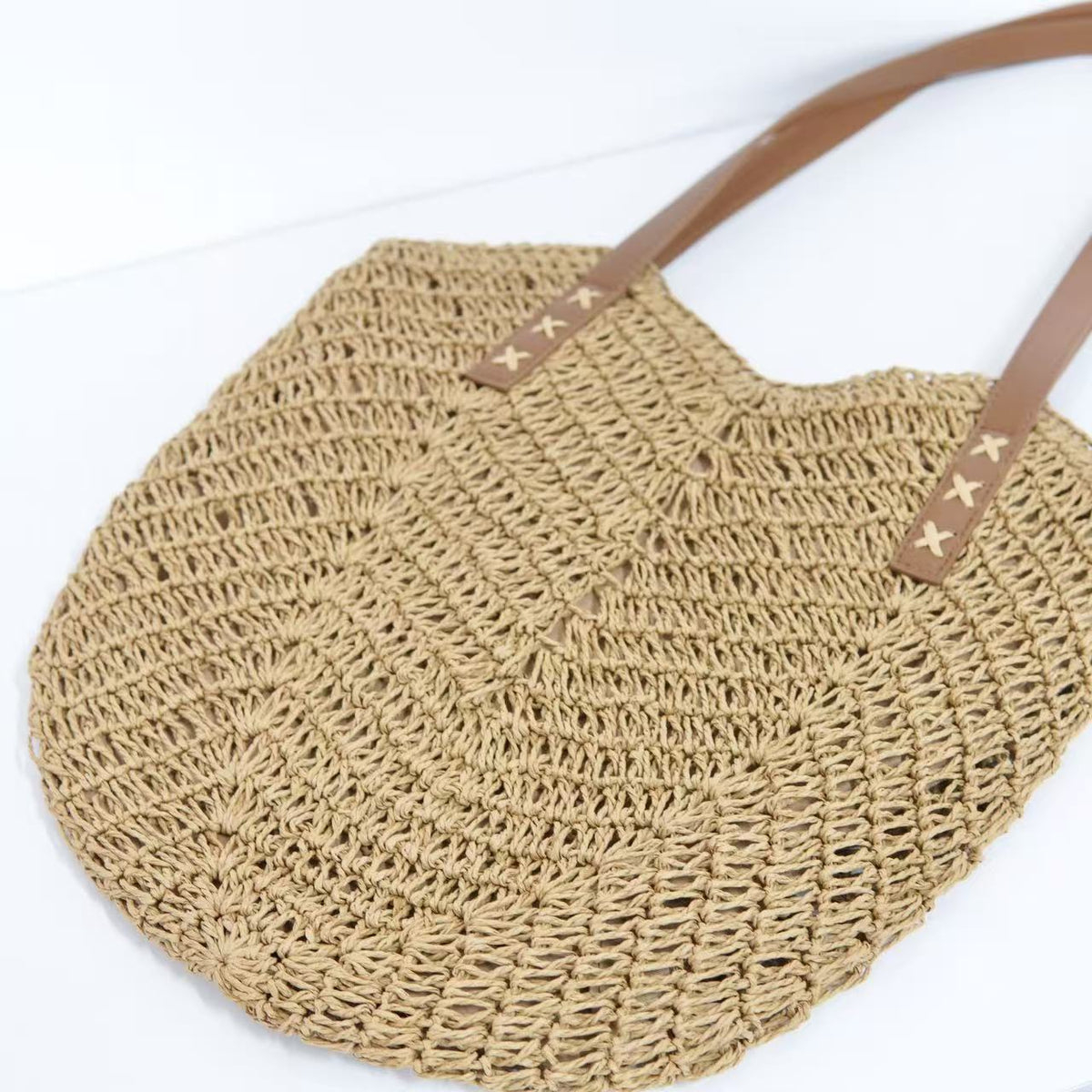 Beach bag with mesh structure and tassel details LoungeYard — product view 4