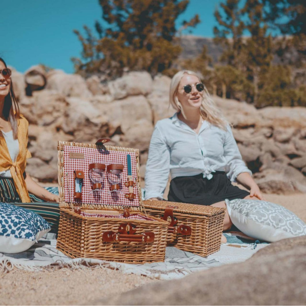 Women's picnic basket with integrated dish set and rustic design LoungeYard — product view 3