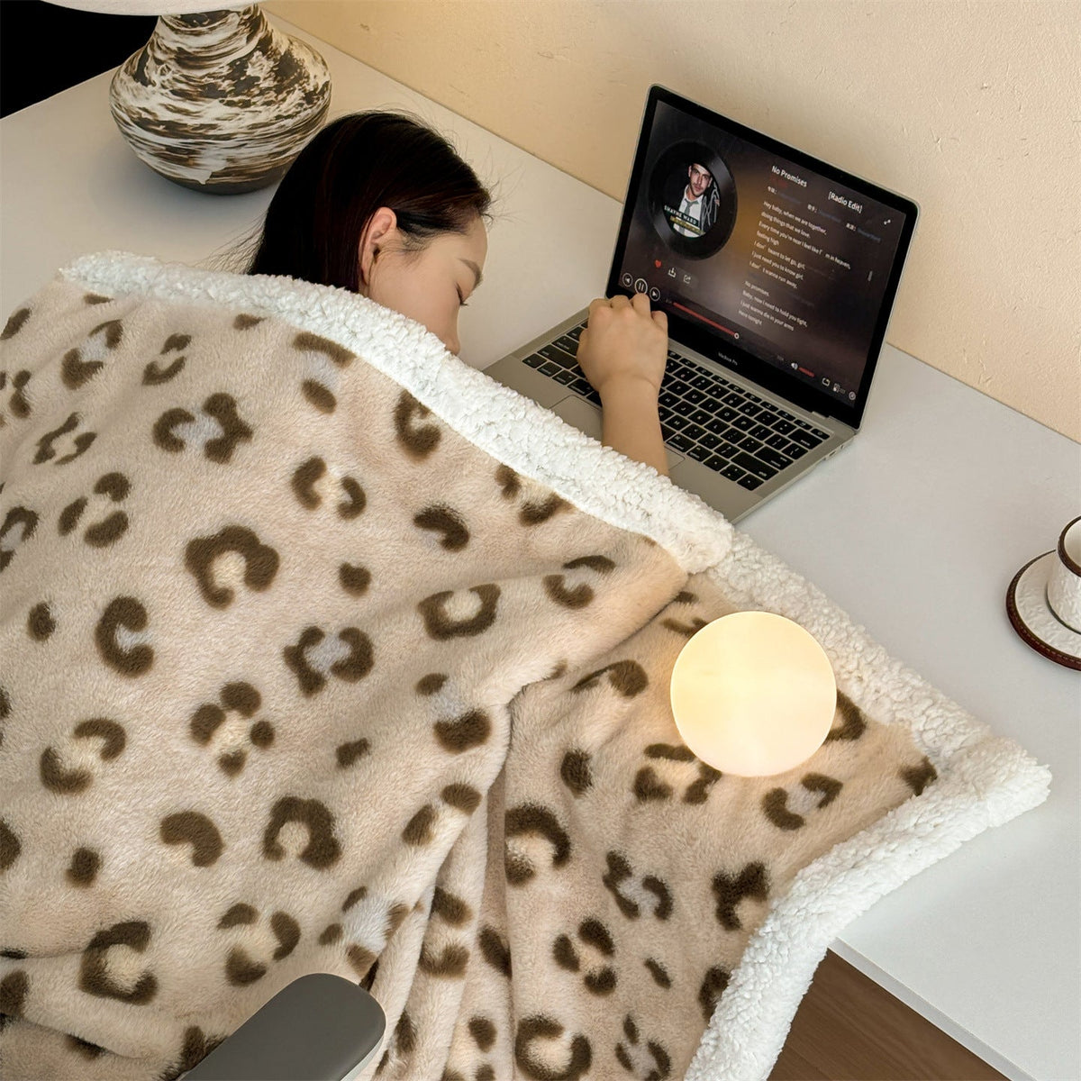 Women's Plush Leopard Print Throw Blanket — product view 3