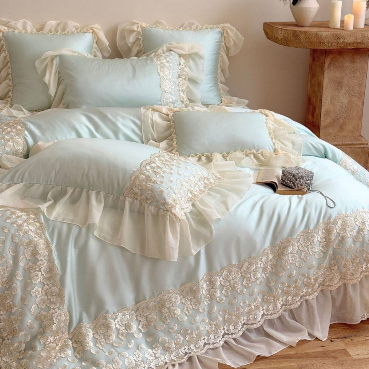 Luxurious lace bedding set with ruffles and frills — product view 3