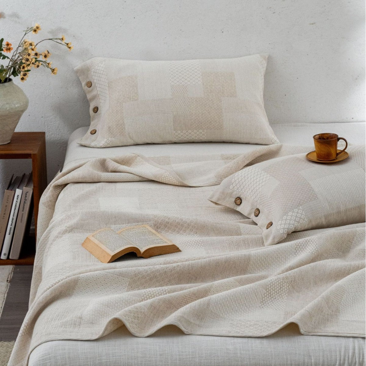 Jacquard bedspread with pillowcase and button closure — product view 1