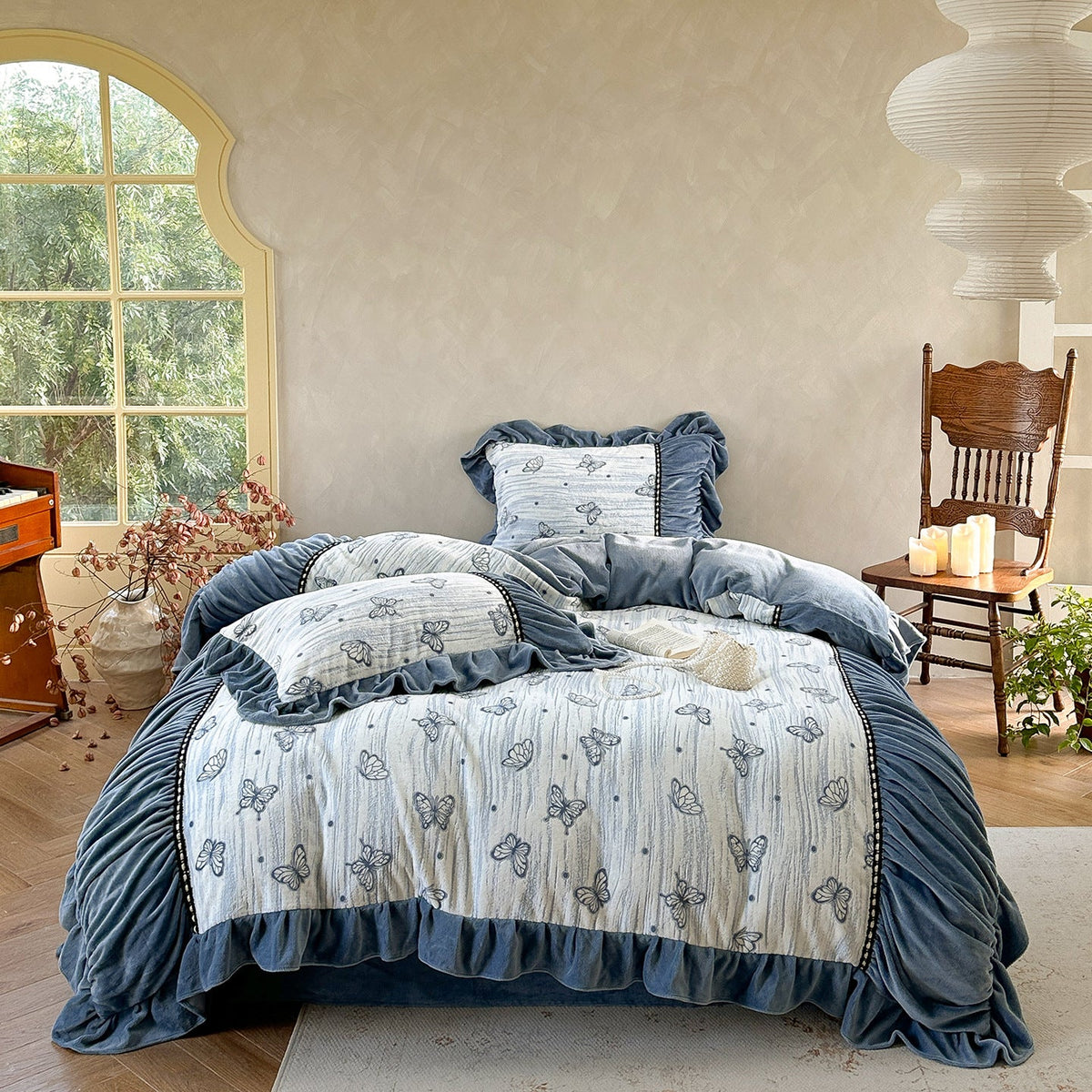 Quilted bedding set with butterfly design, ruffle and fleece finish — product view 7