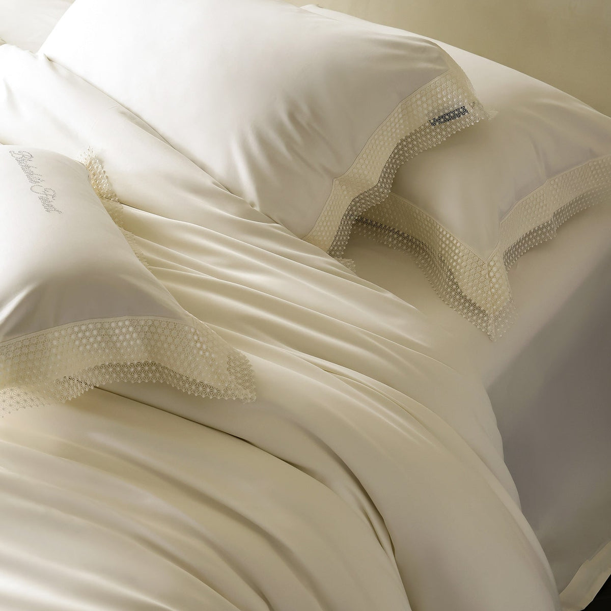 Noble cotton satin bedding set with fine lace trim and hotel closure — product view 2