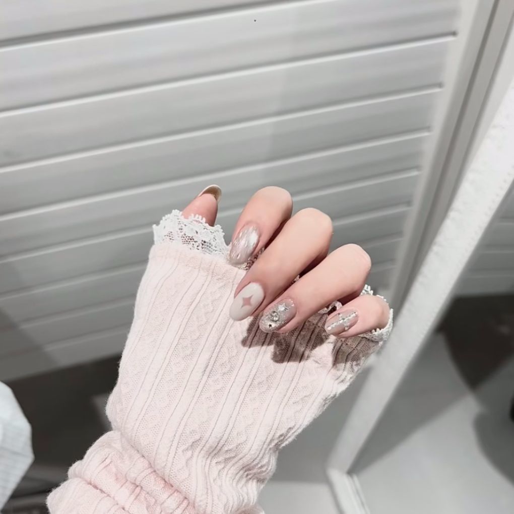 Artistic Press-On Nail Decor — product view 1