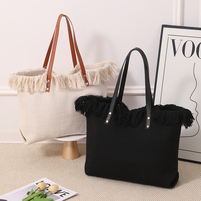 Beach bag with eye-catching fringe edge LoungeYard — product view 1