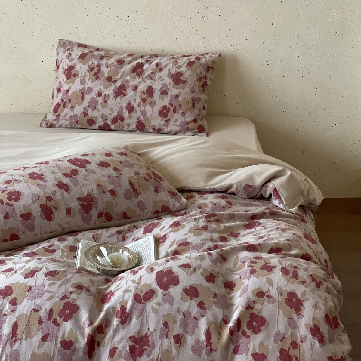 Bedding set with floral cotton percale and extra-soft finish — product view 3
