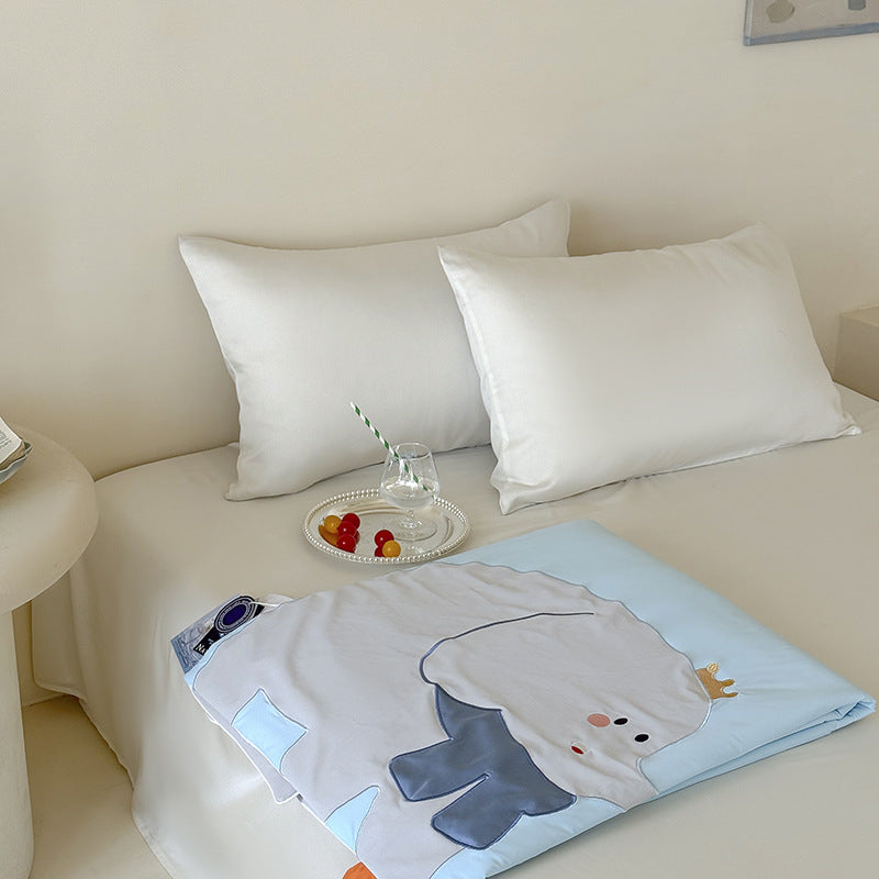 Reversible quilted bedspread with embroidered bear motif and light filling — product view 3