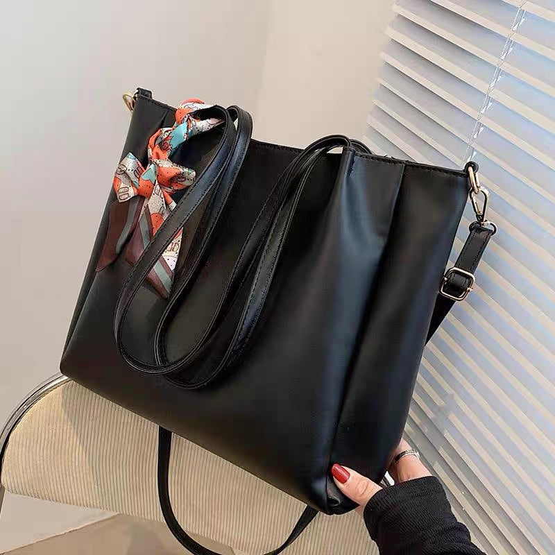 Modern Handbag with Adjustable Shoulder Strap LoungeYard — product view 2
