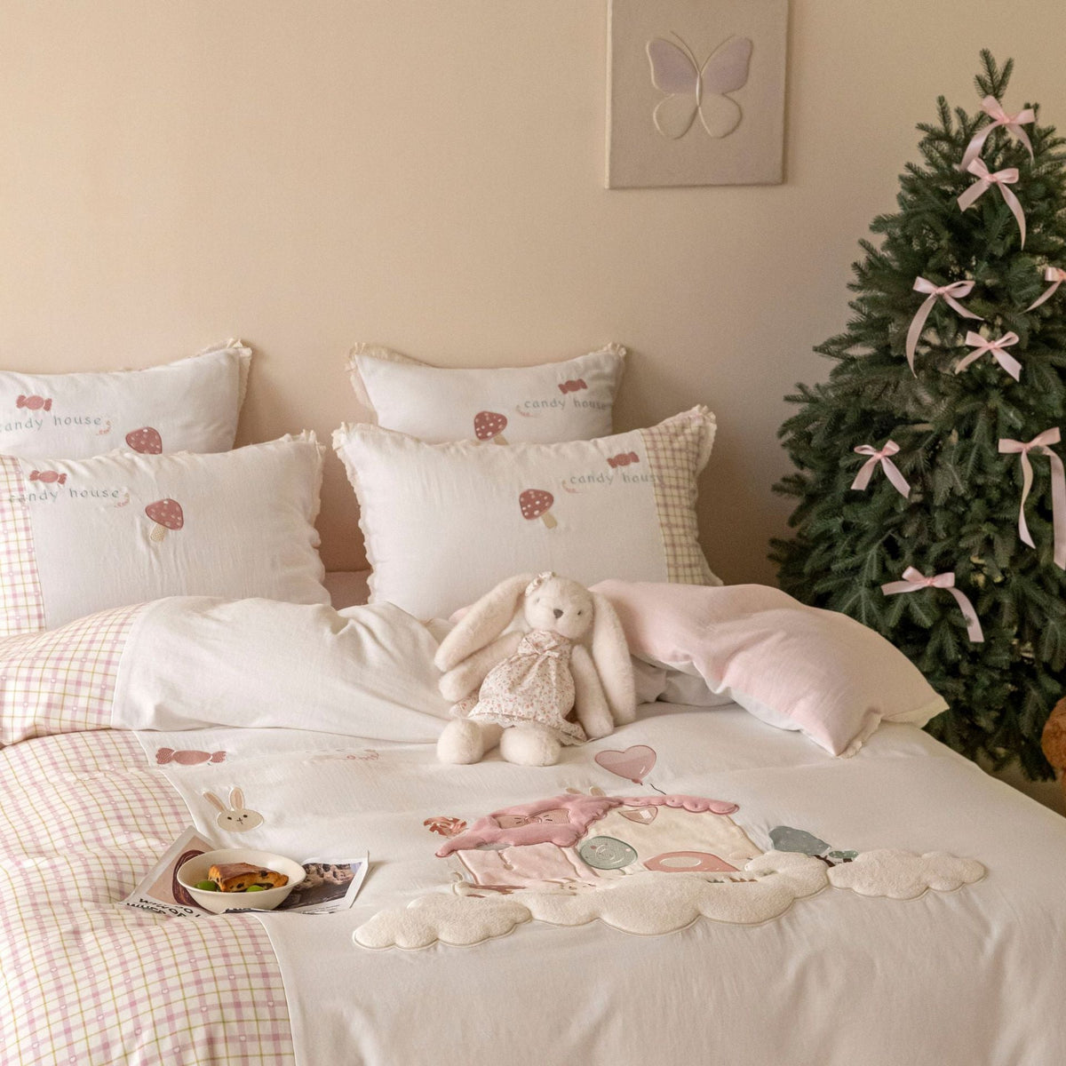 Children's bedding set with appliquéd playhouse motifs and quilted bedspread — product view 1