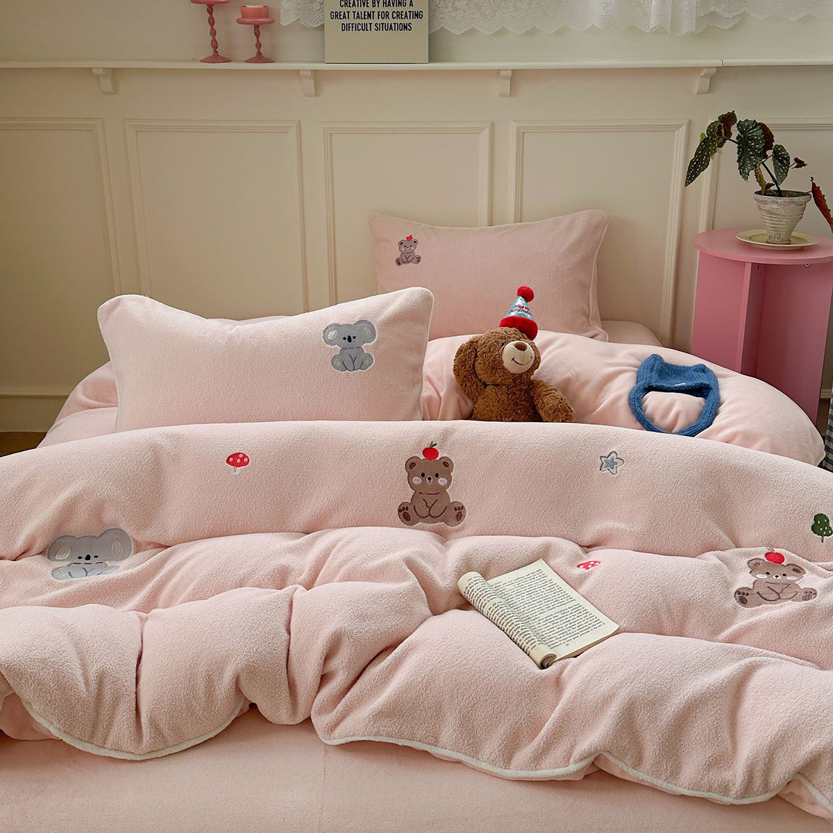 Children's bedding set made of microfiber fleece with embroidered animal motifs and extra soft texture — product view 2