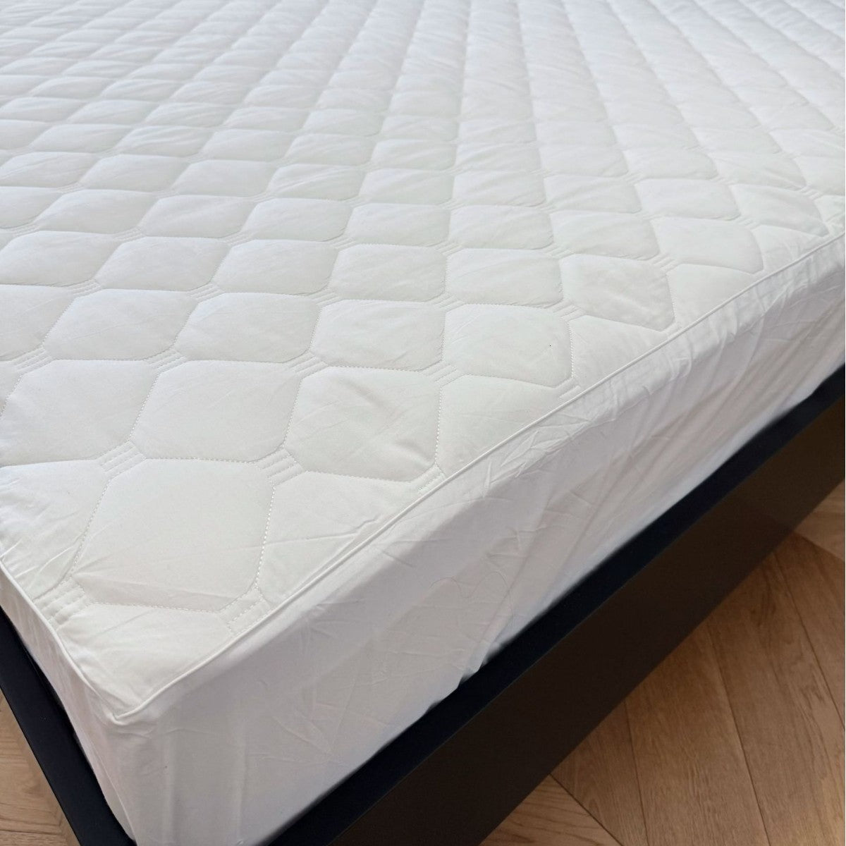 Quilted mattress protector with all-round elastic and non-slip underside — product view 4