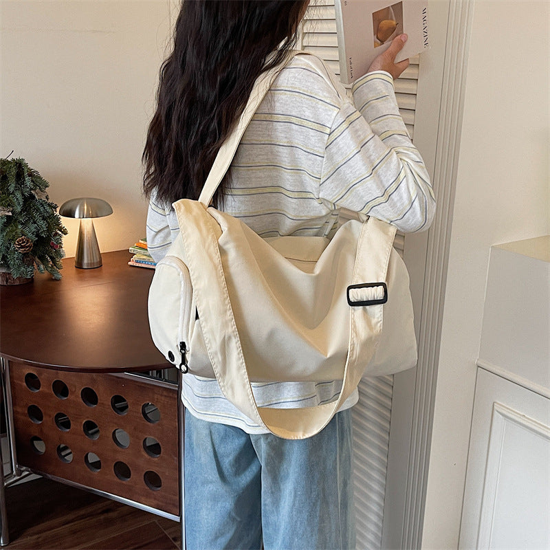 Sporty travel bag with versatile compartments LoungeYard — product view 4