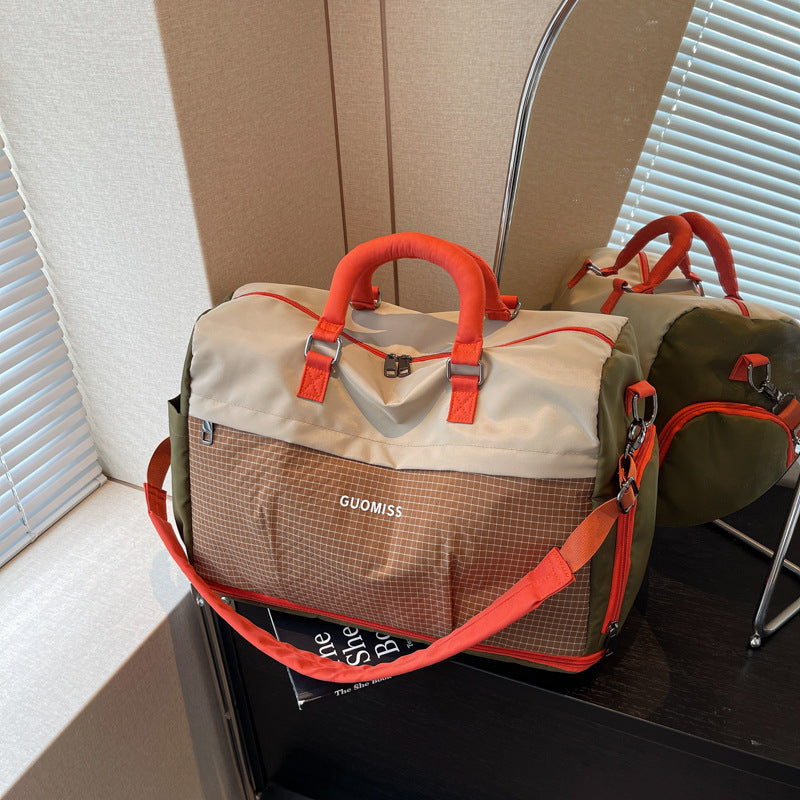 Sporty Travel Bag with Reinforced Shoulder Strap LoungeYard — product view 1