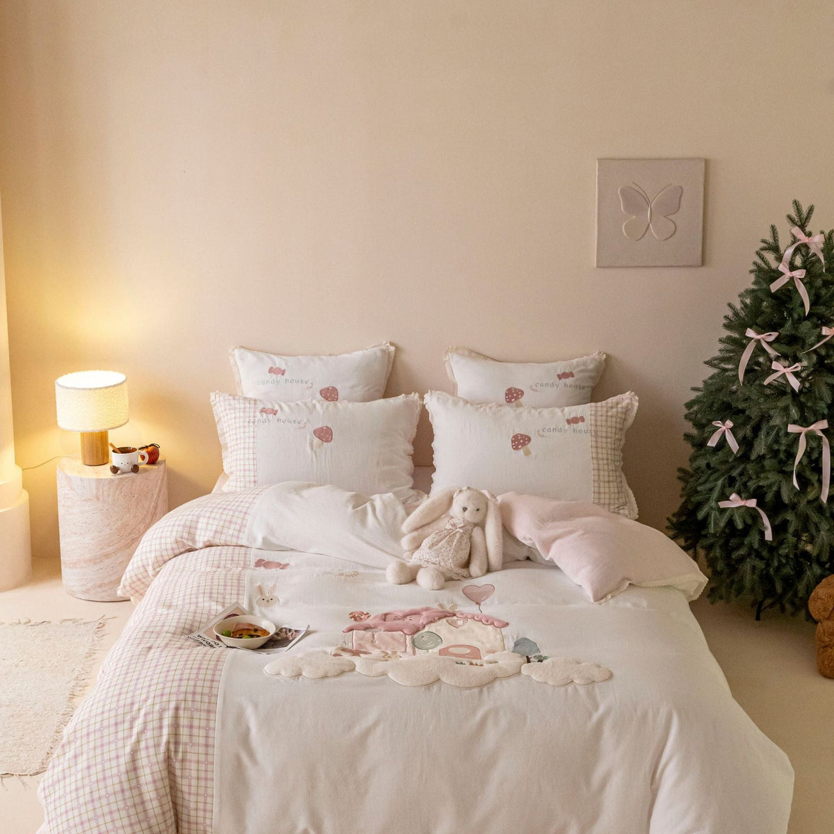 Children's bedding set with appliquéd playhouse motifs and quilted bedspread — product view 3