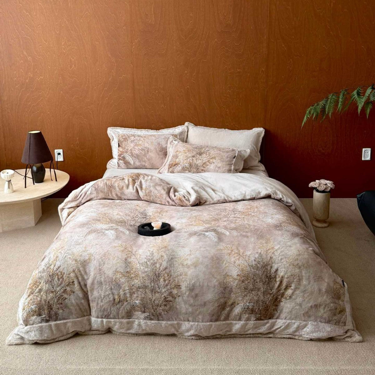 Luxurious velvety bedding set with teddy fleece and floral motif — product view 3