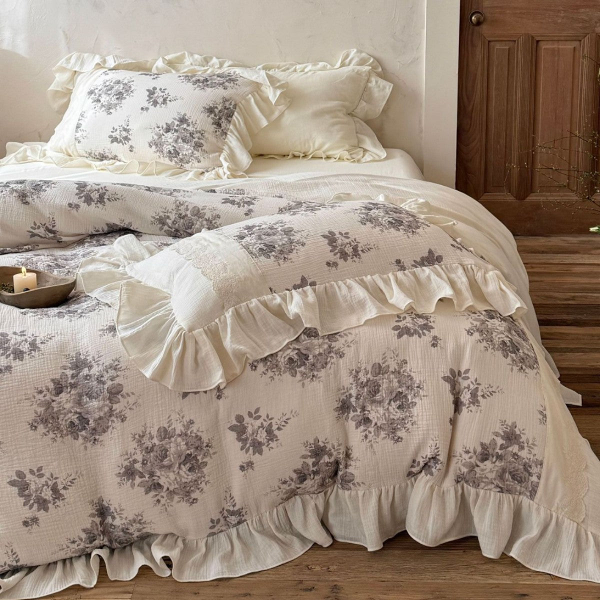 Cotton-linen bed linen set with ruffles and lace trim — product view 2