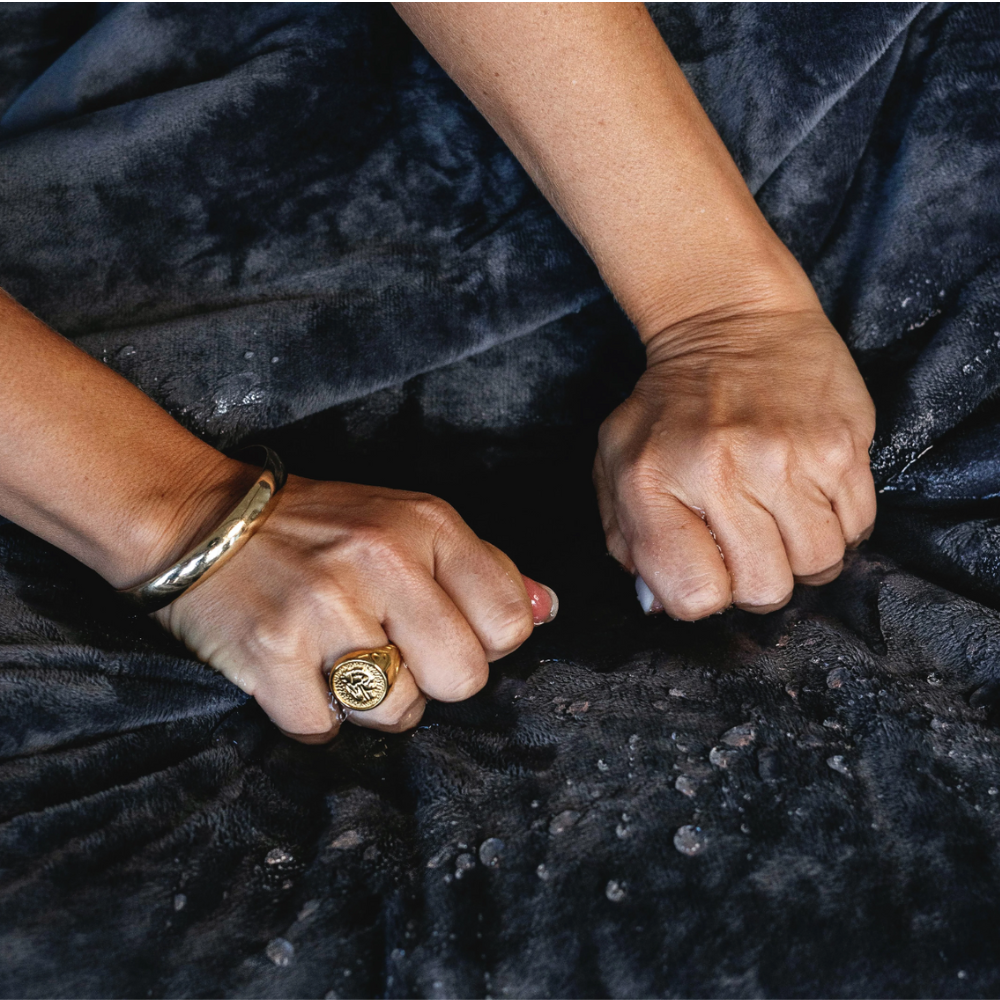 LoungeYard | ComfyShield | All-in-one waterproof blanket — product view 3
