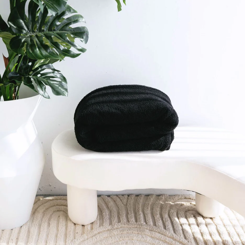 LoungeYard | ComfyShield | All-in-one waterproof blanket — product view 1