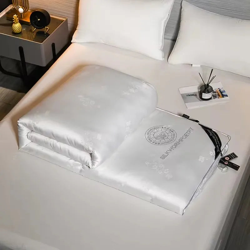 LoungeYard | Luxury Winter Duvet made of 100% Mulberry Silk — product view 2
