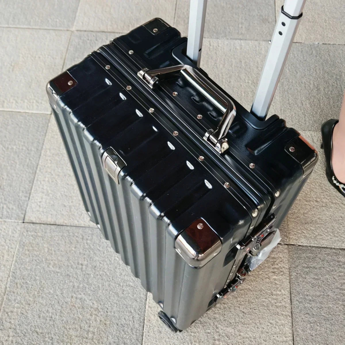 LoungeYard | Hardshell suitcase with aluminum frame – Vilnius — product view 2