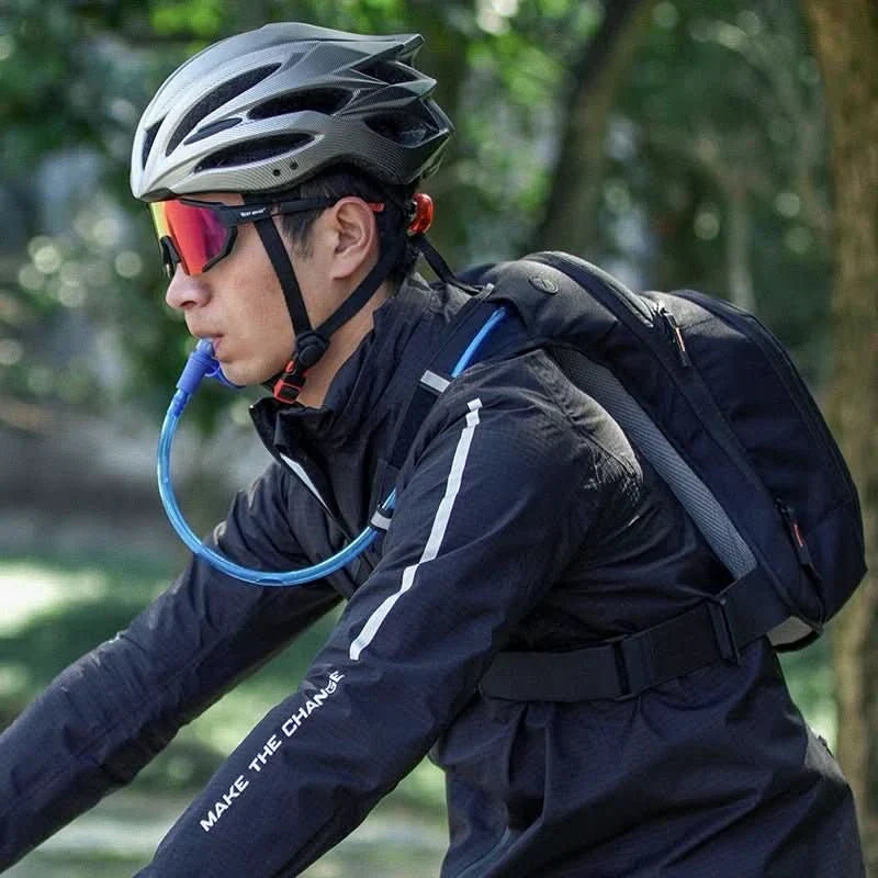 LoungeYard | Ultralight 10L backpack with hydration system for cycling & outdoor use — product view 2
