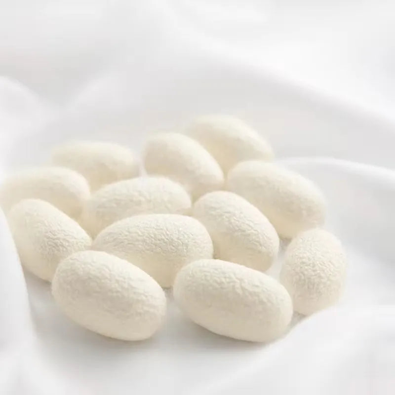 LoungeYard | Luxury Winter Duvet made of 100% Mulberry Silk — product view 4