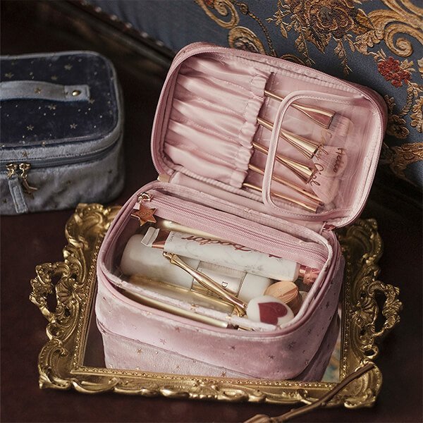 LoungeYard | Large capacity velvet cosmetic bag + wash bag — product view 3